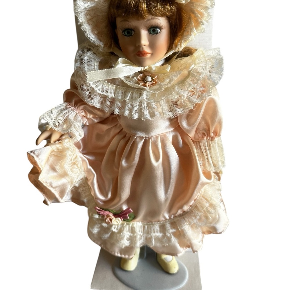 SEYMOURMANN CONNOISSEUR COLLECTION DOLL WITH STAND - Picture 11 of 15